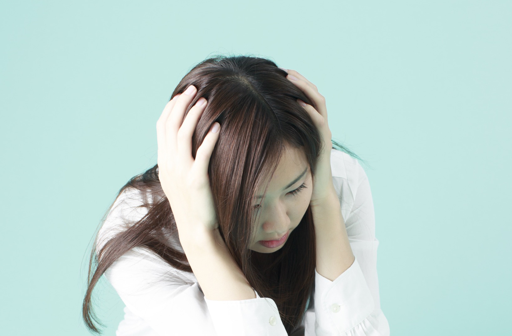 頭を抱える女性